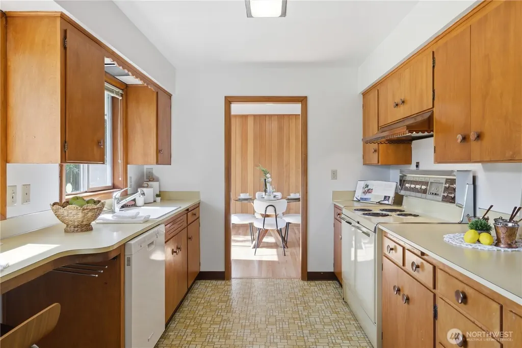 812 Alvord Avenue N Kent WA 98031