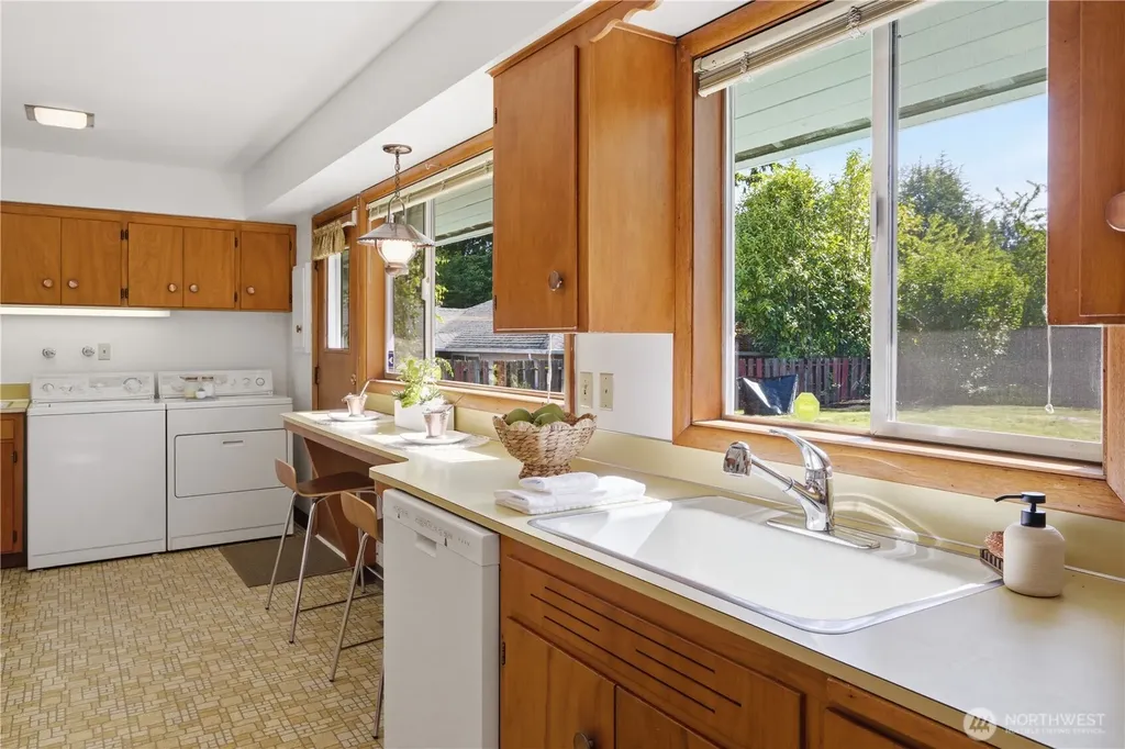 812 Alvord Avenue N Kent WA 98031
