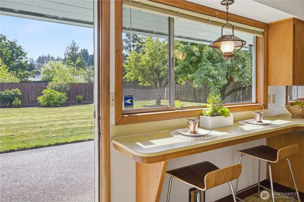 812 Alvord Avenue N Kent WA 98031