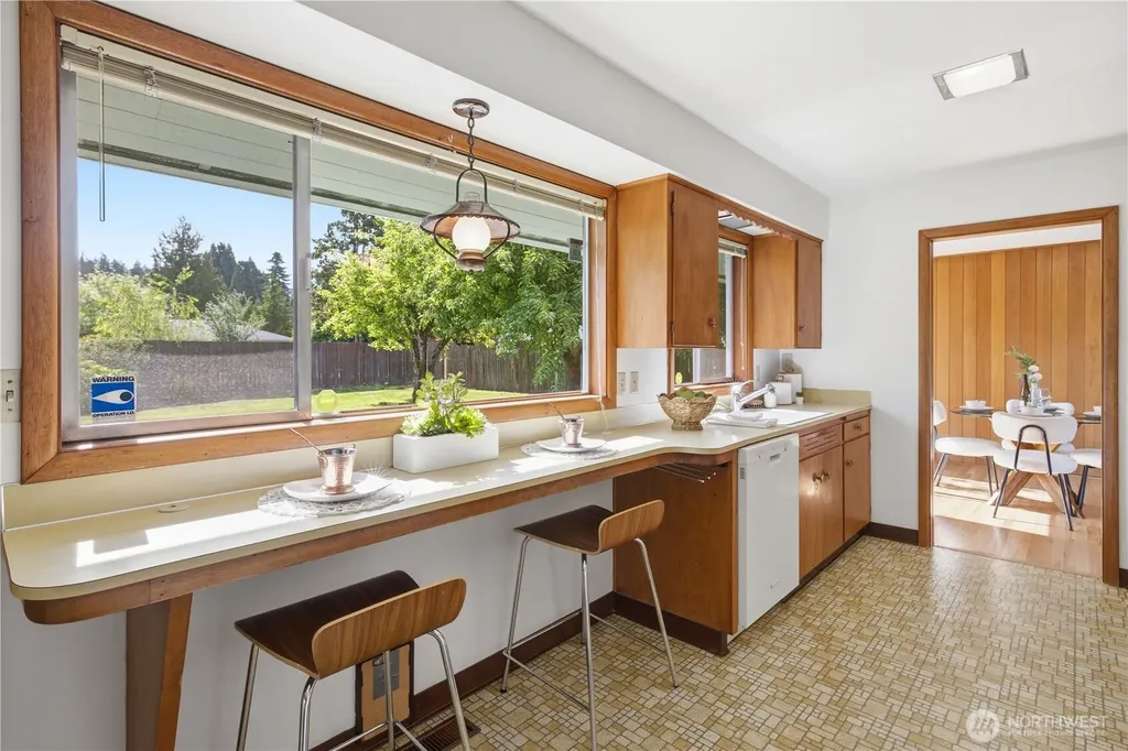 812 Alvord Avenue N Kent WA 98031