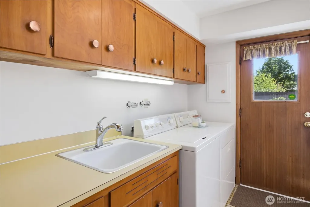 812 Alvord Avenue N Kent WA 98031