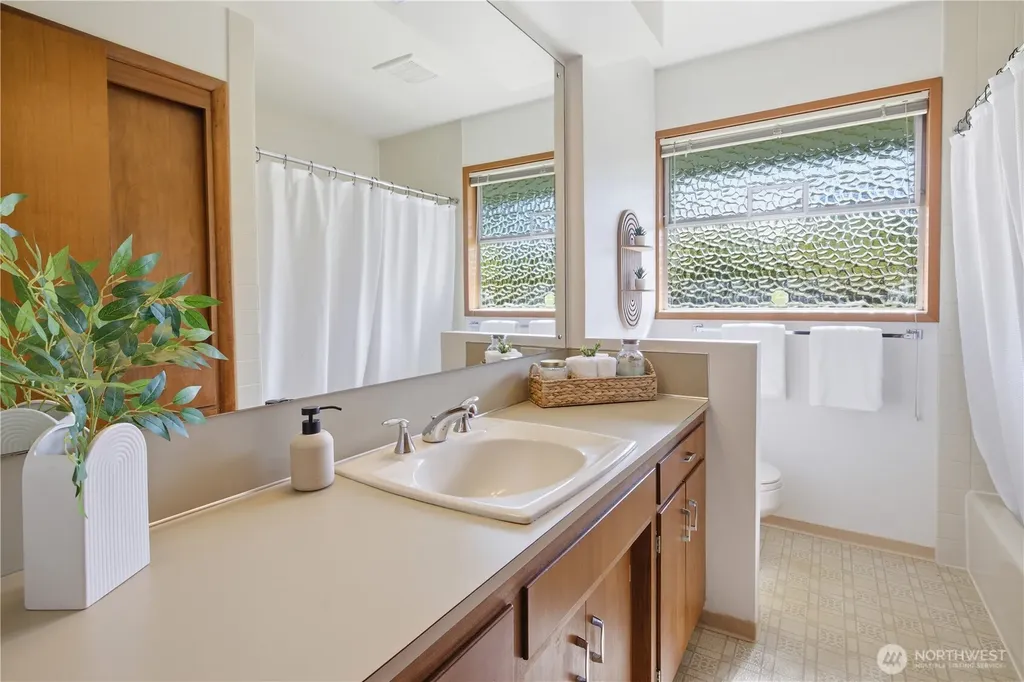 812 Alvord Avenue N Kent WA 98031