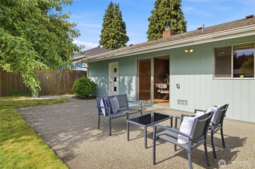 812 Alvord Avenue N Kent WA 98031
