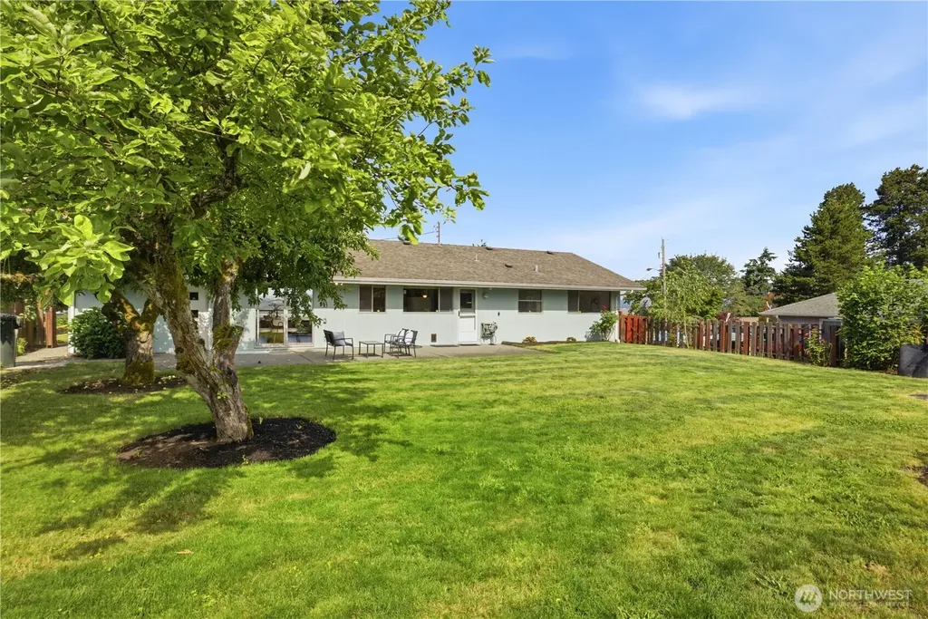 812 Alvord Avenue N Kent WA 98031
