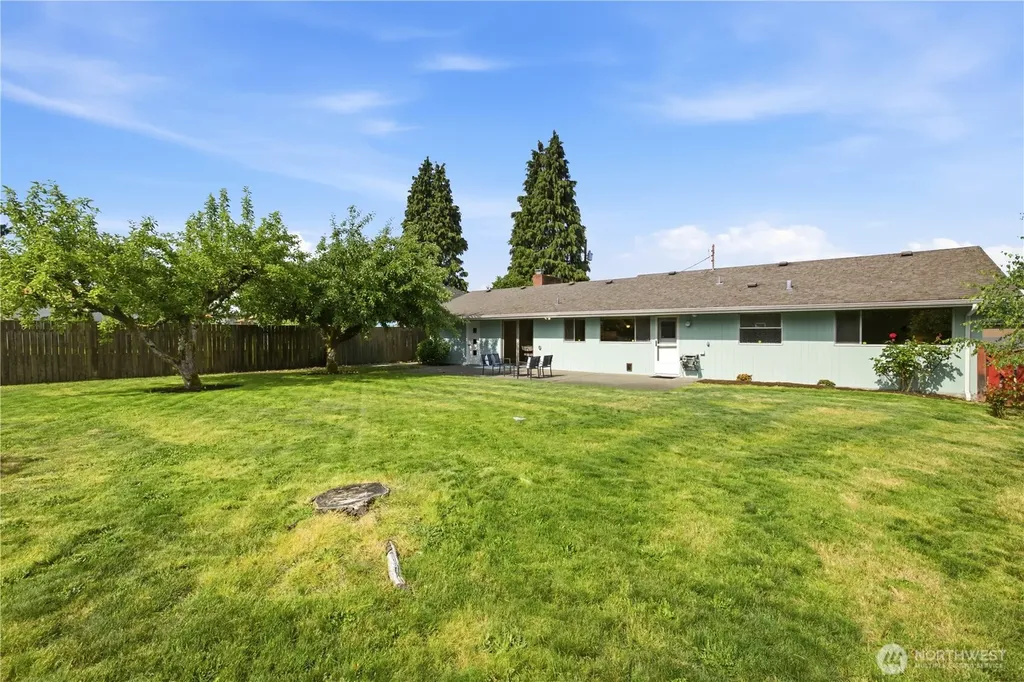 812 Alvord Avenue N Kent WA 98031
