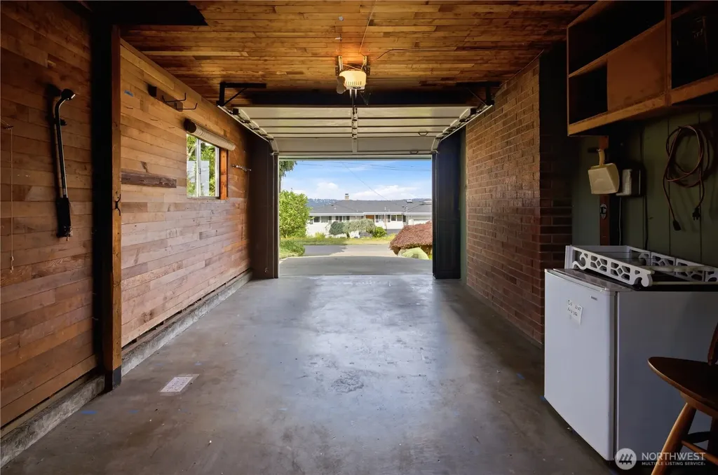 812 Alvord Avenue N Kent WA 98031