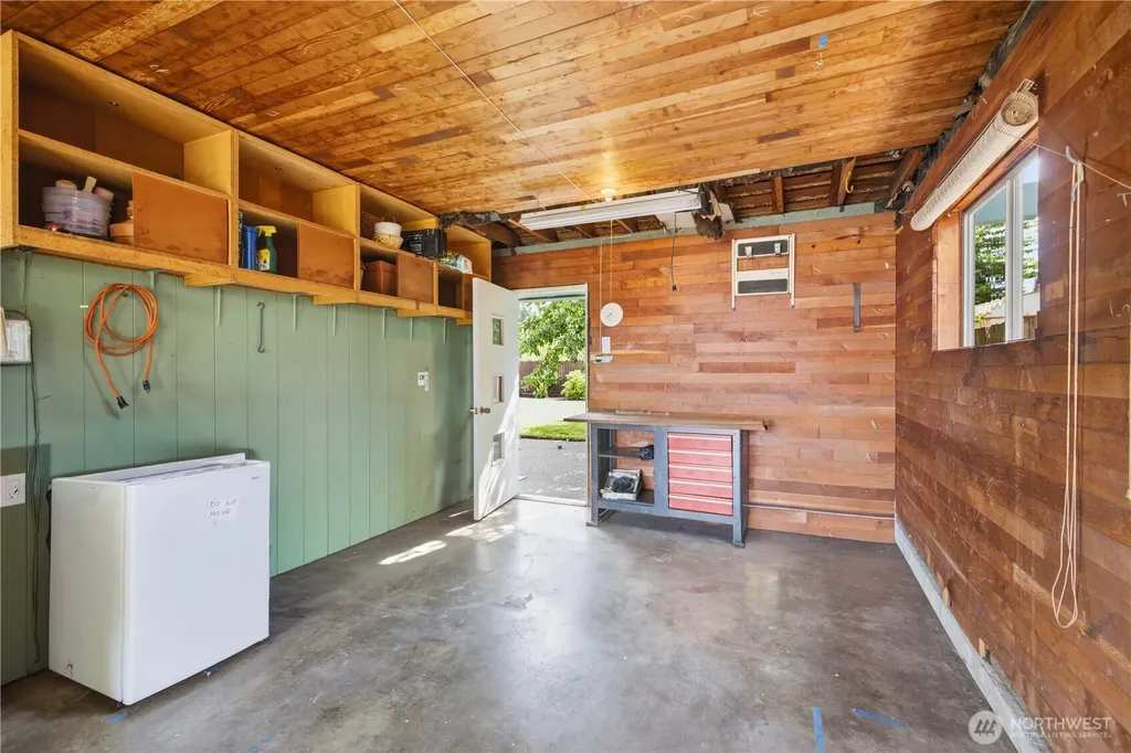 812 Alvord Avenue N Kent WA 98031