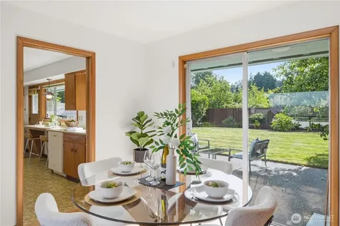 812 Alvord Avenue N Kent WA 98031