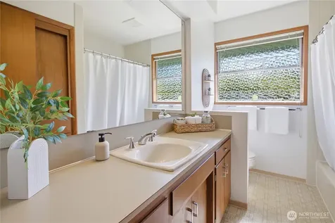 812 Alvord Avenue N Kent WA 98031