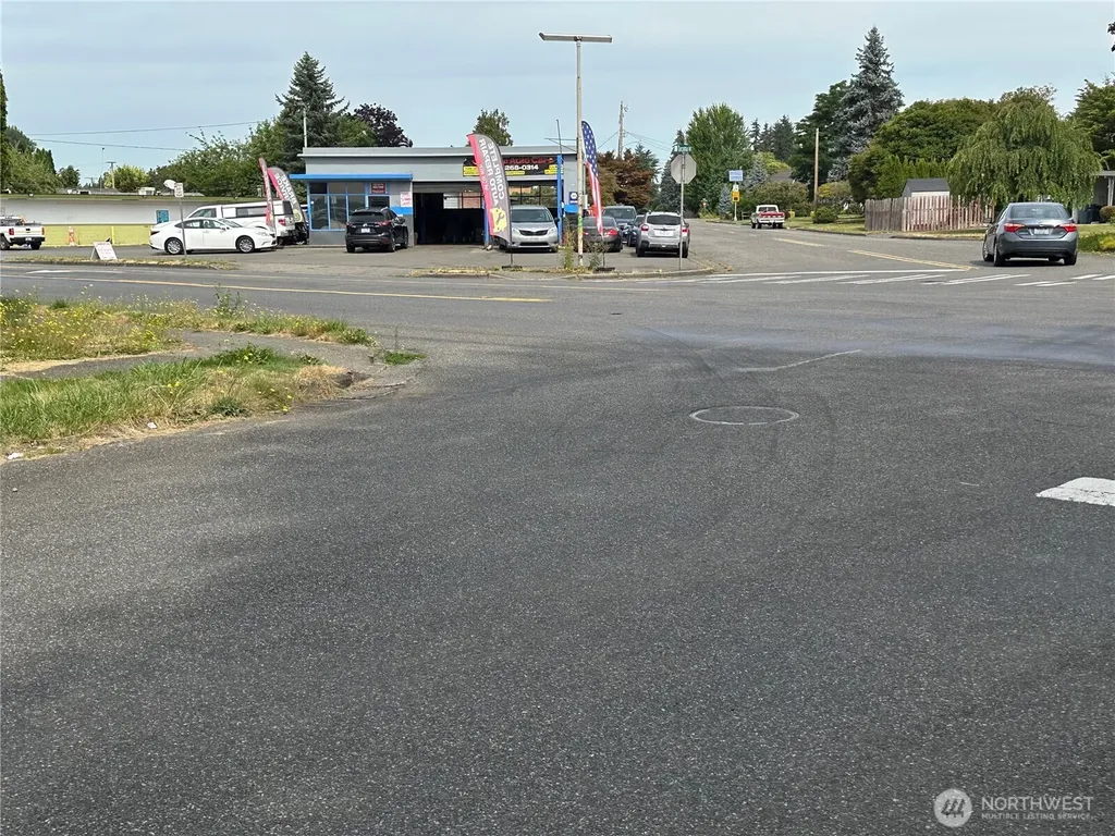 1707 West Pioneer Puyallup WA 98371