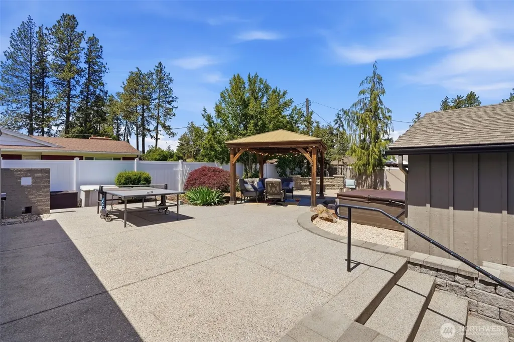 1527 E Woodcliff Road Spokane WA 99203