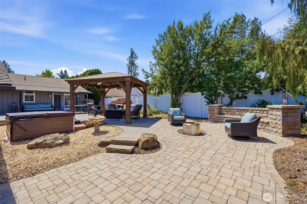 1527 E Woodcliff Road Spokane WA 99203