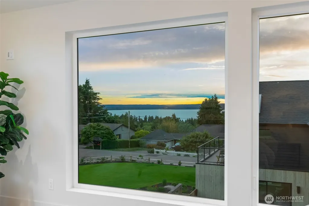 18636 2nd Avenue SW Normandy Park WA 98166