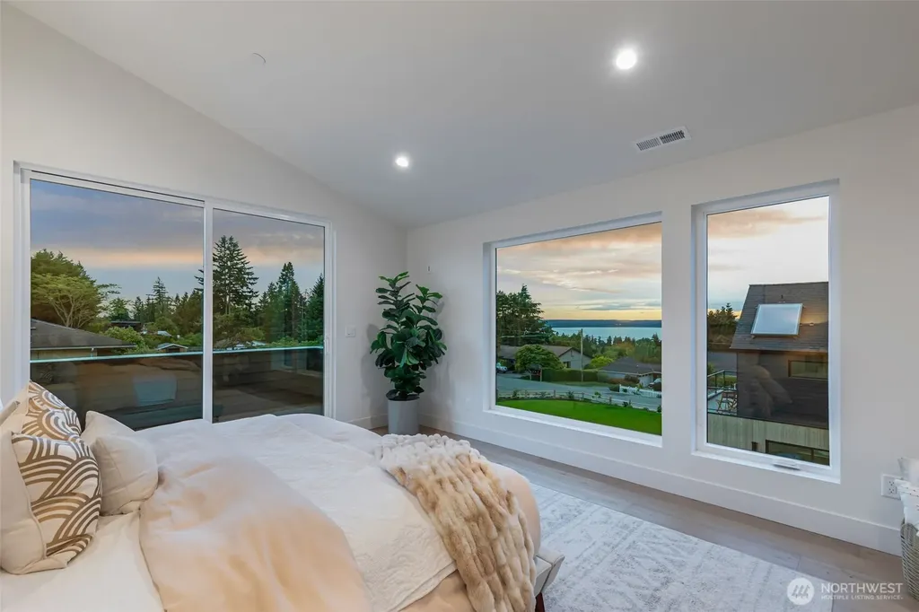 18636 2nd Avenue SW Normandy Park WA 98166