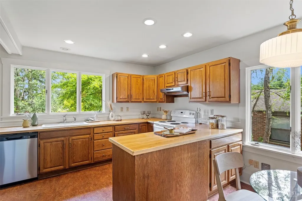 11048 23rd Avenue NE Seattle WA 98125