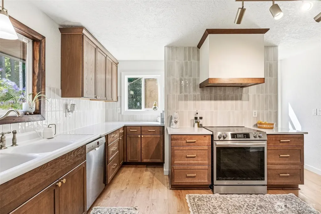 4212 Westside Highway Castle Rock WA 98611