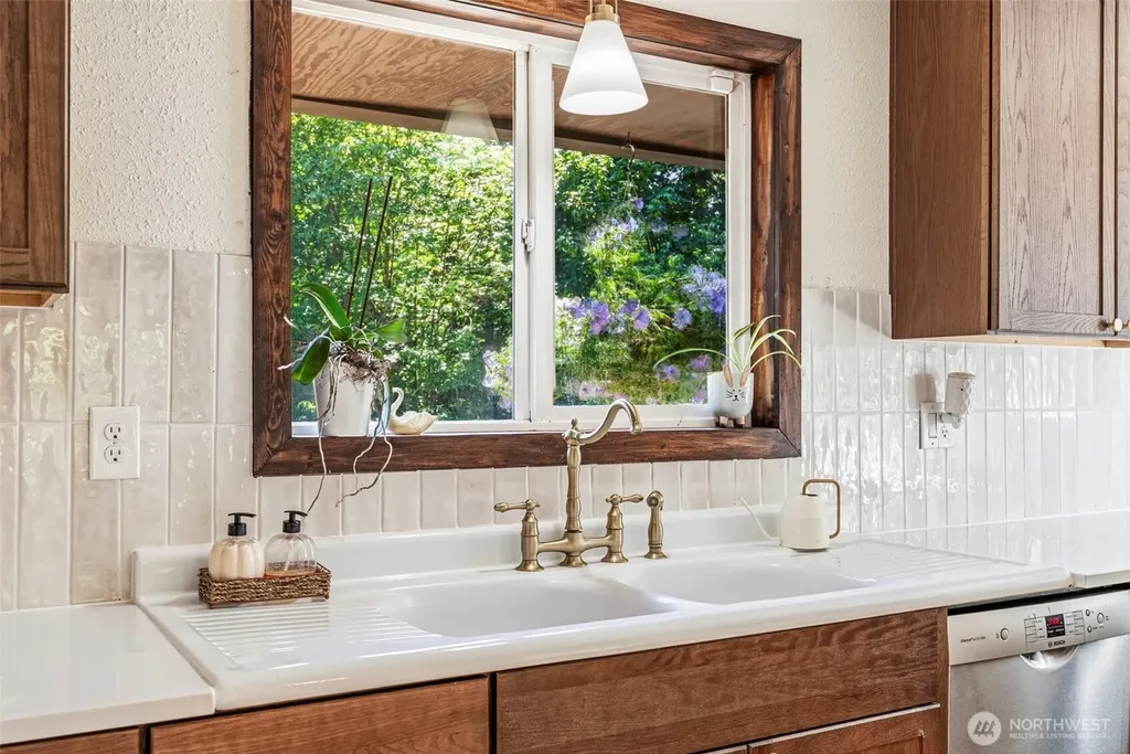 4212 Westside Highway Castle Rock WA 98611