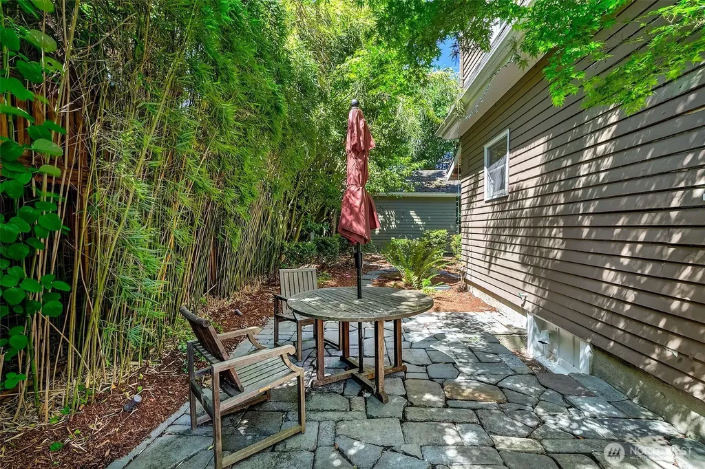 2415 E Newton Street Seattle WA 98112