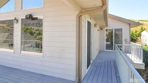 2961 Riviera Boulevard Malaga WA 98828