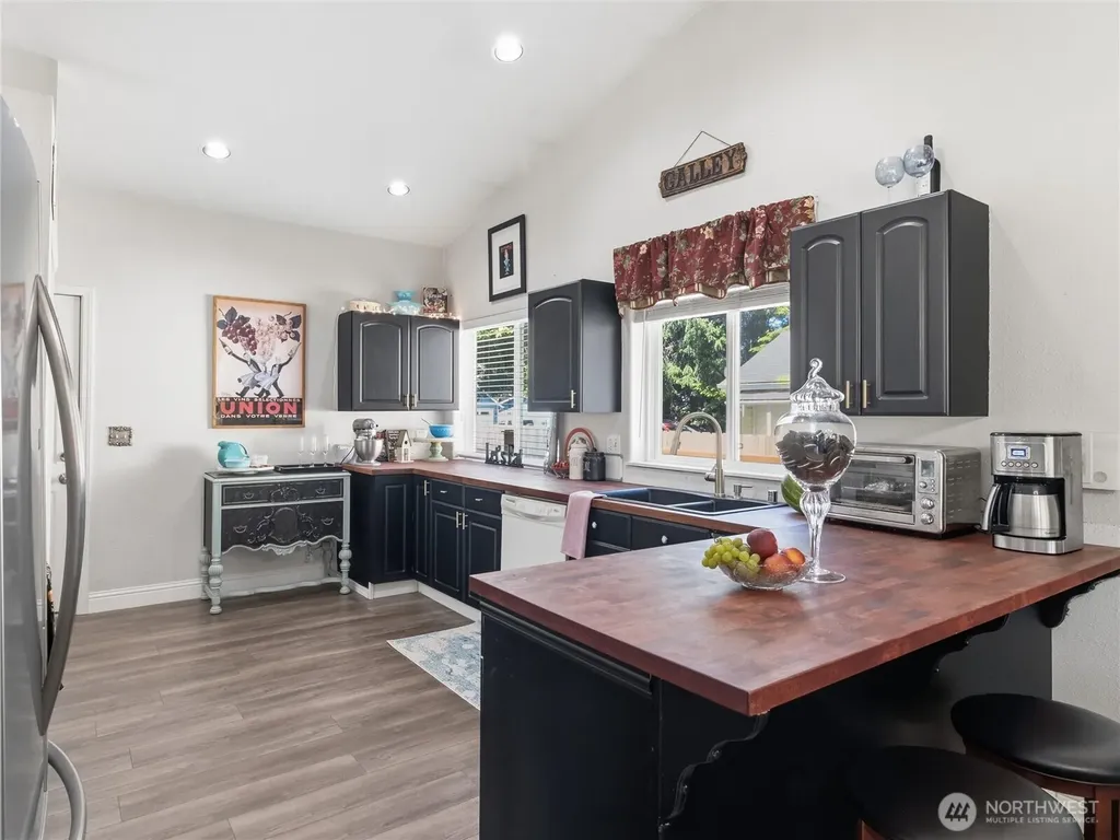 654 Woodland Loop NE Ocean Shores WA 98569