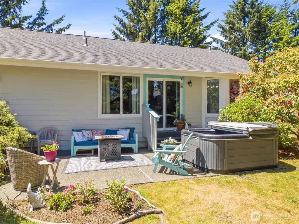654 Woodland Loop NE Ocean Shores WA 98569