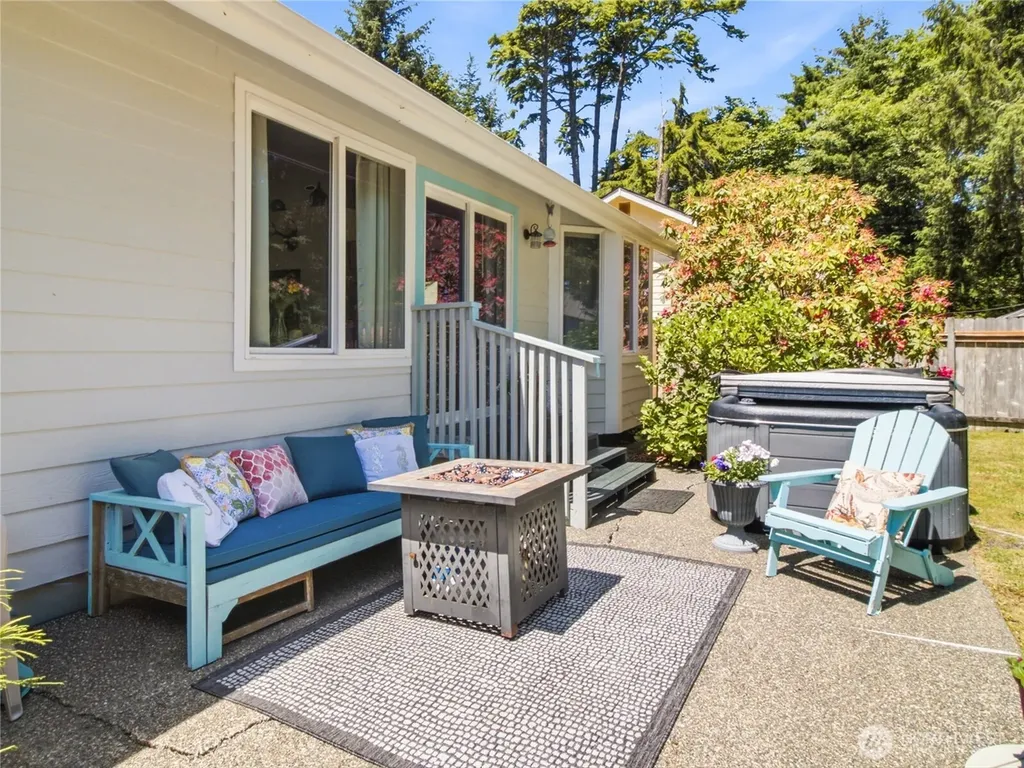 654 Woodland Loop NE Ocean Shores WA 98569