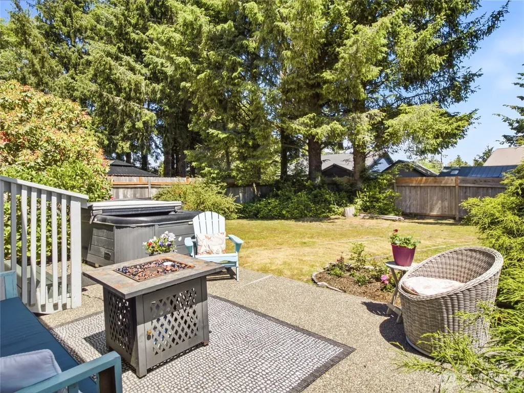 654 Woodland Loop NE Ocean Shores WA 98569