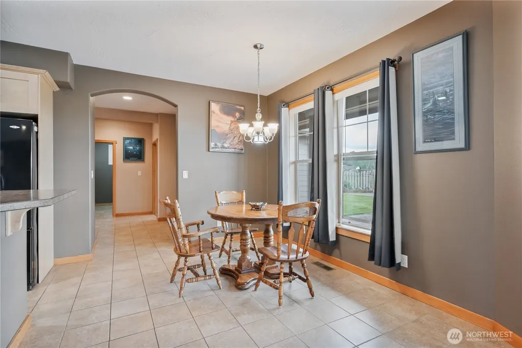 2487 Redwood Avenue Longview WA 98632