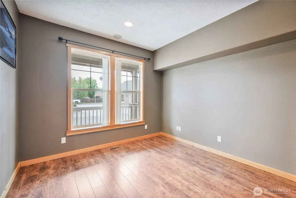 2487 Redwood Avenue Longview WA 98632
