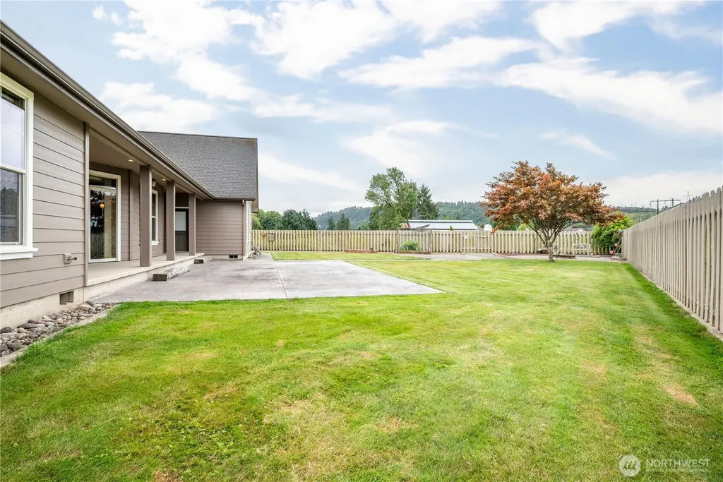 2487 Redwood Avenue Longview WA 98632