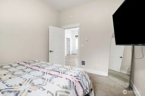 102 W Anderson Street Elma WA 98541
