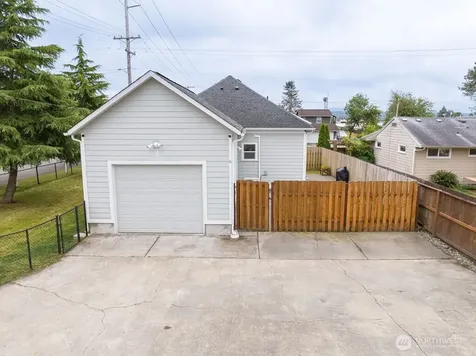 102 W Anderson Street Elma WA 98541