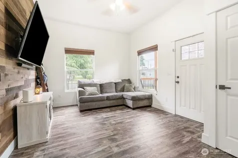 102 W Anderson Street Elma WA 98541