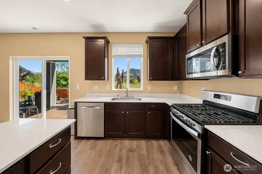 516 Petersen Drive E Enumclaw WA 98022