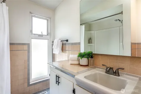 6246 39th Avenue NE Seattle WA 98115