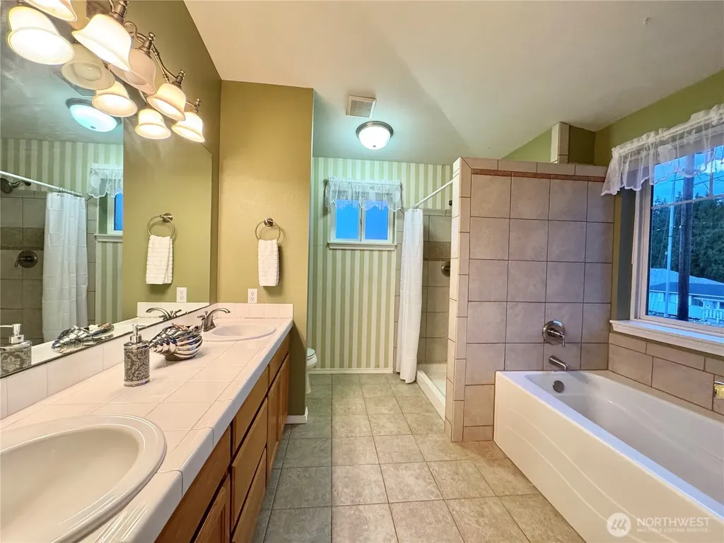 18319 Driftwood Drive E Lake Tapps WA 98391