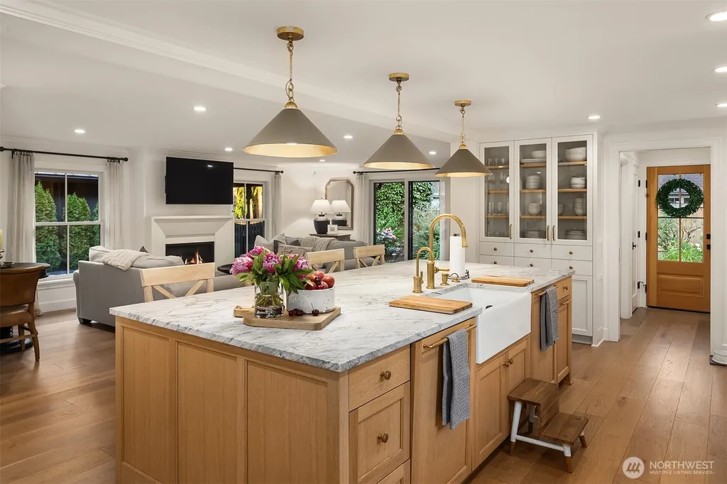 7306 Island Crest Way Mercer Island WA 98040