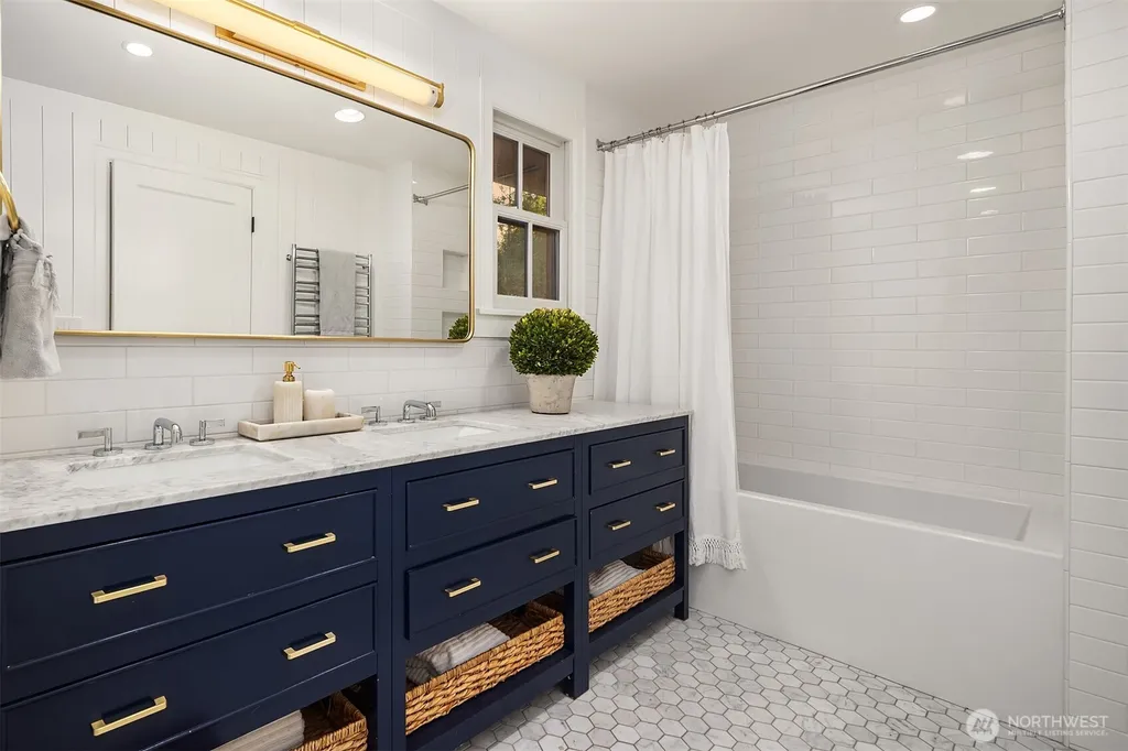 7306 Island Crest Way Mercer Island WA 98040
