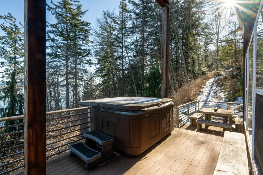 1822 Seacrest Drive Lummi Island WA 98262