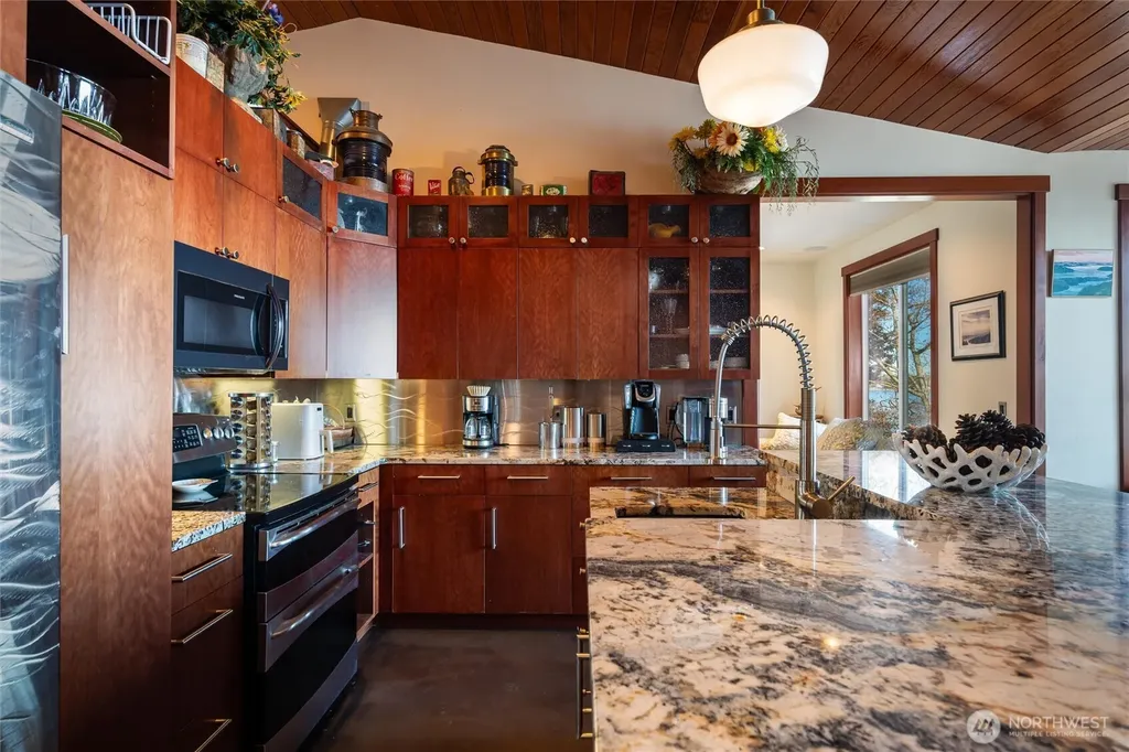 1822 Seacrest Drive Lummi Island WA 98262