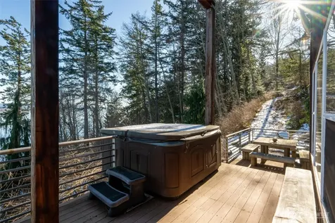 1822 Seacrest Drive Lummi Island WA 98262