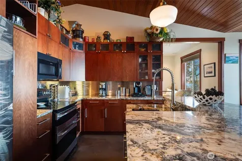 1822 Seacrest Drive Lummi Island WA 98262