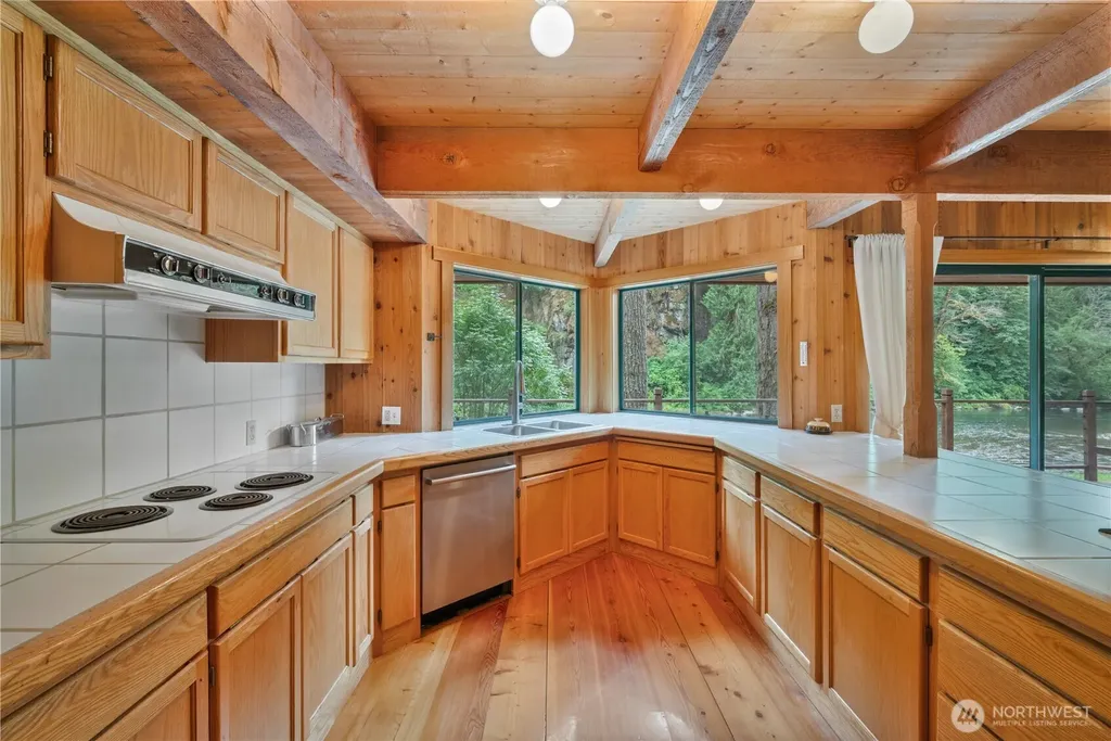 211 Laverne Drive Kalama WA 98625