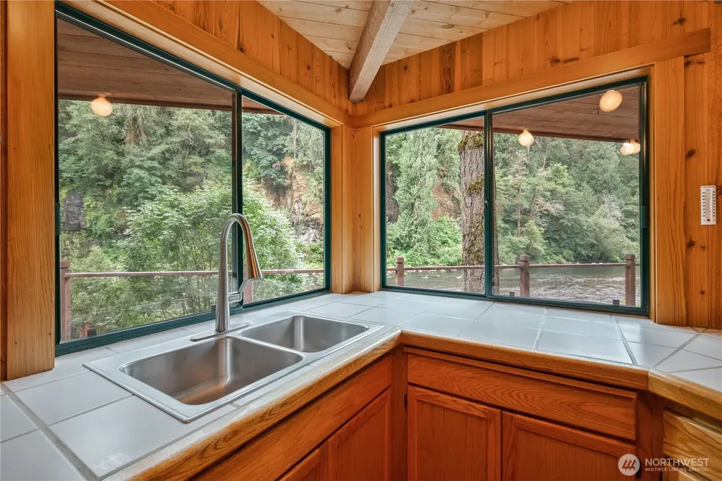 211 Laverne Drive Kalama WA 98625