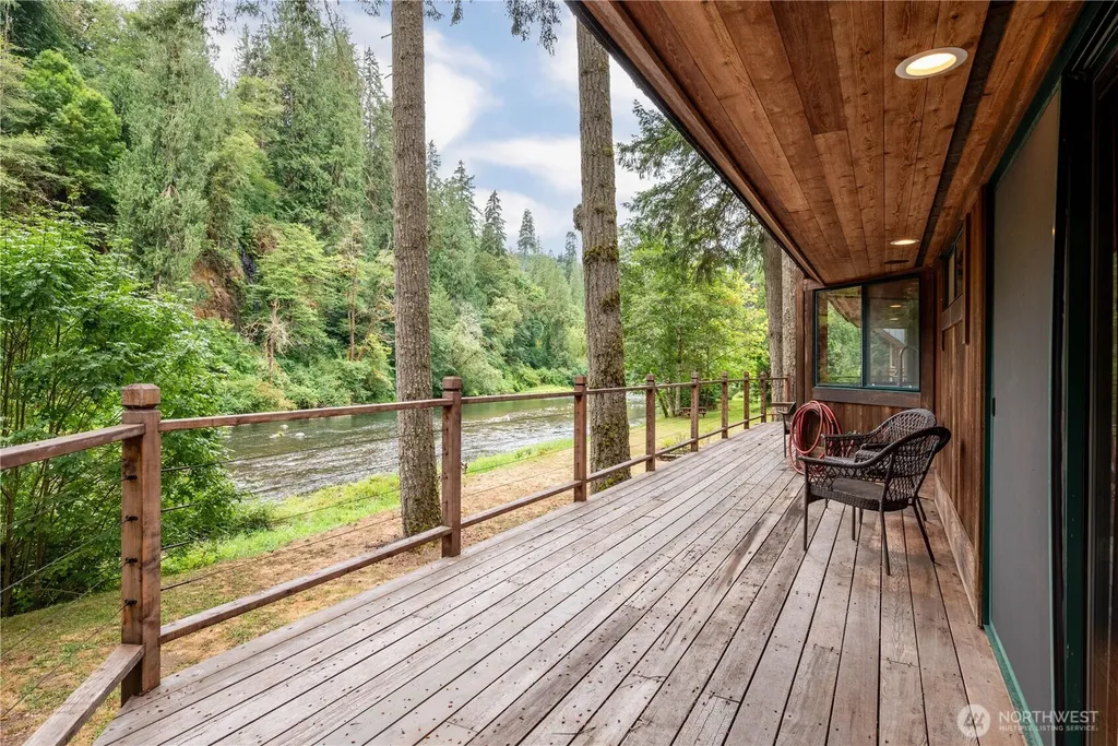 211 Laverne Drive Kalama WA 98625