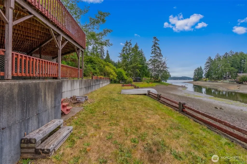 5470 E Grapeview Loop Road Allyn WA 98524