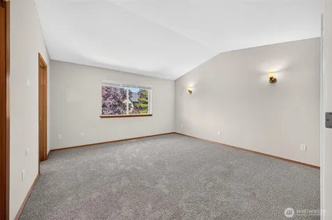 1604 Peach Park Lane Puyallup WA 98371