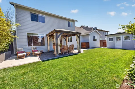 1604 Peach Park Lane Puyallup WA 98371