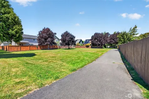 1604 Peach Park Lane Puyallup WA 98371