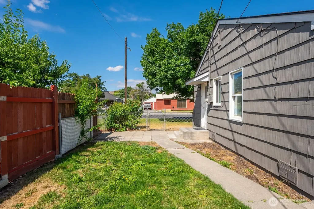 136 NE F Street Ephrata WA 98823
